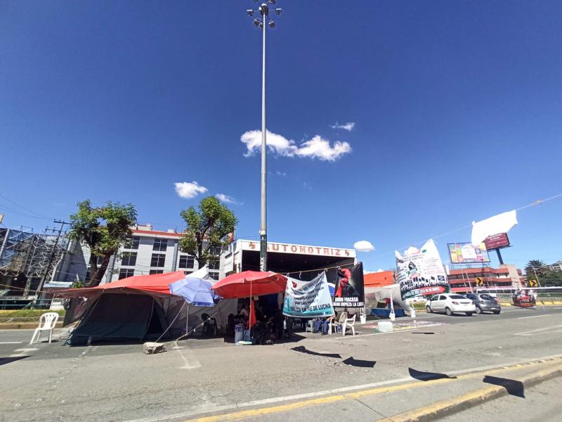 Bloqueo en Paseo Tollocan triplica traslados y afecta al comercio en Toluca