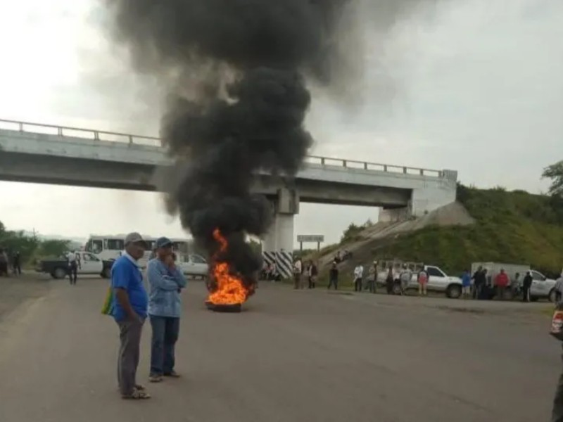 Bloqueo en Puente El Cazadero afecta tránsito en Istmo Bloqueo en Puente El Cazadero afecta tránsito en Istmo