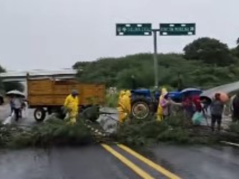 Bloquean autopista Salina Cruz-Tehuantepec, por habitantes de Rincón Moreno