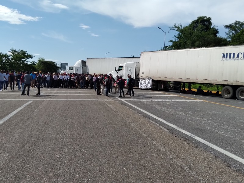 Bloqueo en super carretera de Chiapas cumple mas de 24horas