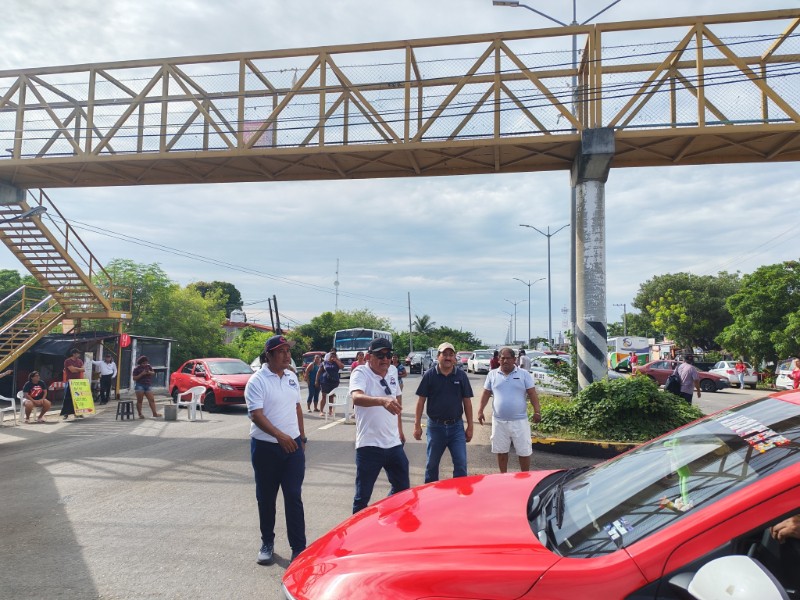 Bloqueo en Tehuantepec, exigen a gobierno cubrir adeudo de escuela ante CFE