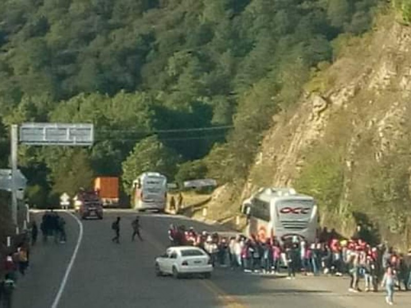 Bloqueo en tramo carretero Tuxtla Gutiérrez-San Cristóbal