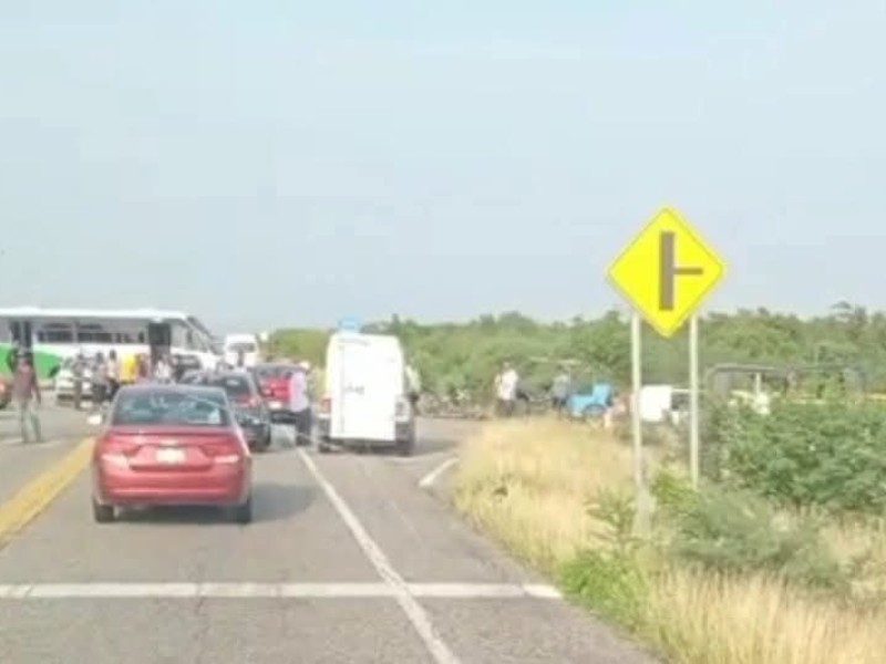Bloqueo en tramo Juchitán-Tehuantepec de Rancho Llano por falta de electricidad