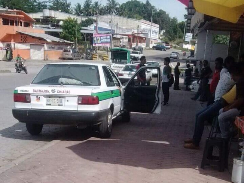 Bloqueo en Yajalón por cobro en el transporte