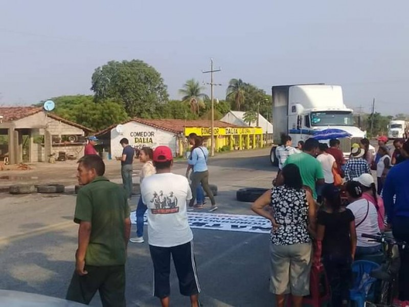 Bloqueo en Zanatepec, exigen reconstrucción de escuelas