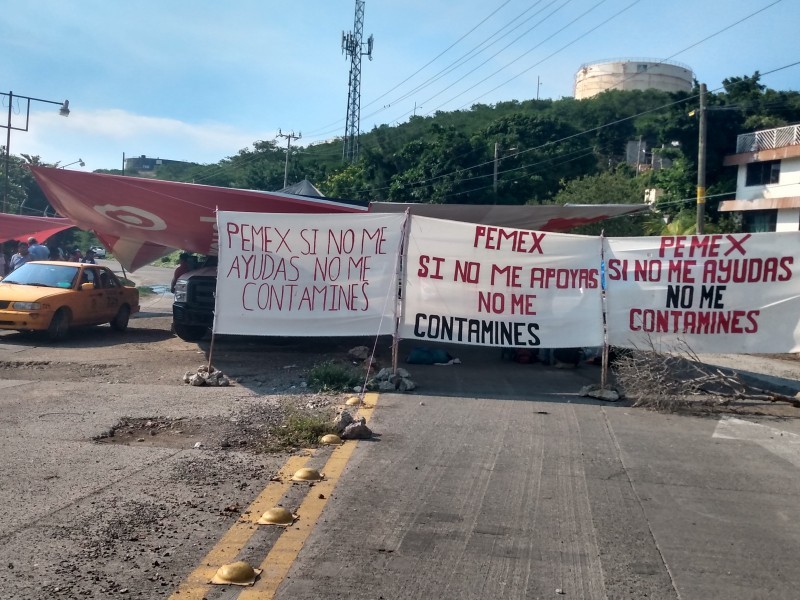 Bloqueo indefinido a Terminal Maritima de Pemex