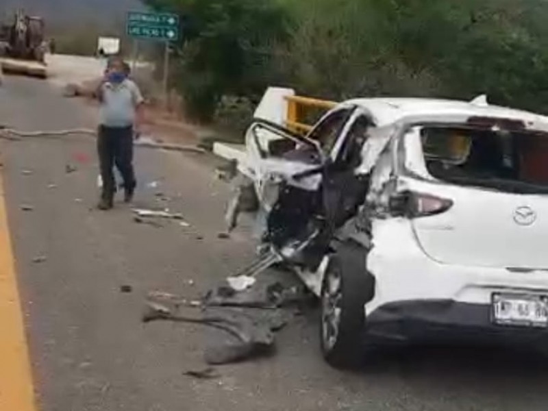 Bloqueo ocasiona fuerte accidente automovilístico en Las Tejas