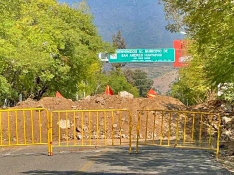 Bloqueo reaviva disputa ambiental por centro de residuos en Huayápam