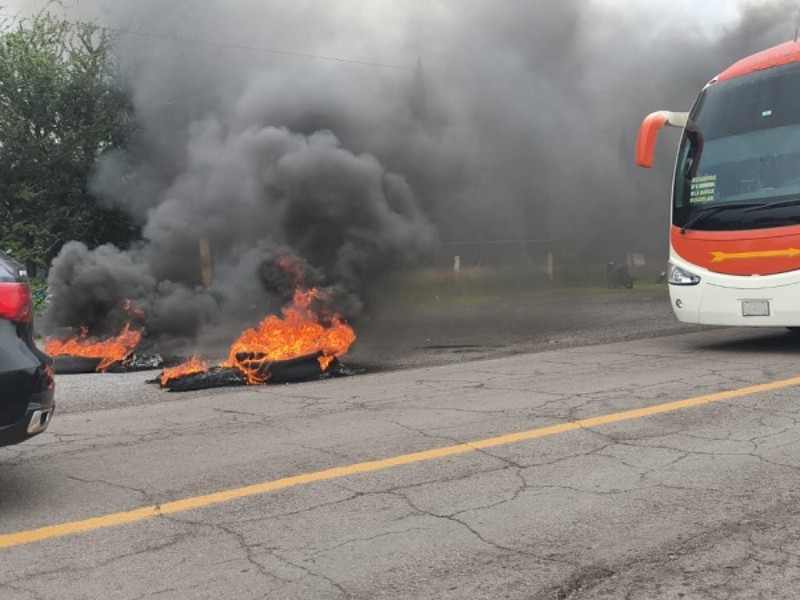 Bloquean carretera Zamora-Ixtlán por extorsión de guardia civil
