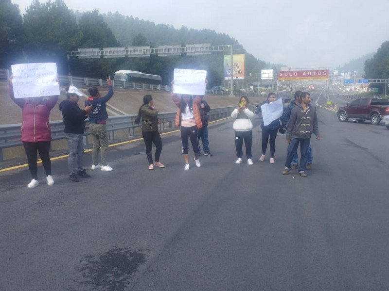 Bloqueo Toluca- México, piden recuperar camino cerrado