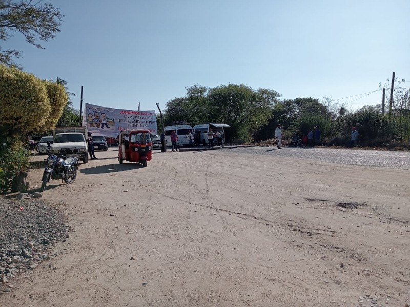 Bloqueo total paraliza carretera costera en El Coyul Huamelula