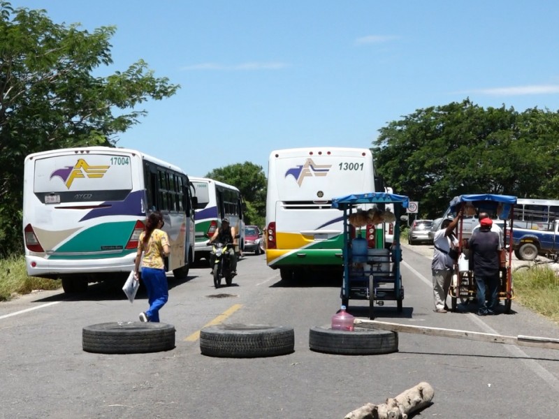 Bloqueos carreteros afectan gravemente la economía Juchiteca