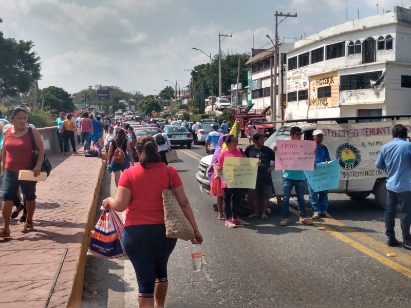 Bloqueos carreteros, medidas que continúan afectado a ciudadanos