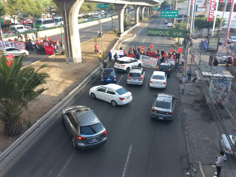 Bloqueos de trabajadores de Colegio de Bachilleres desquician CDMX