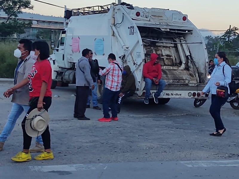 Bloqueos desquician capital oaxaqueña; trabajadores de limpia exigen respuesta