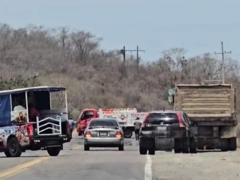 Bloqueos en vías de acceso a Mazatlán generan caos vehicular