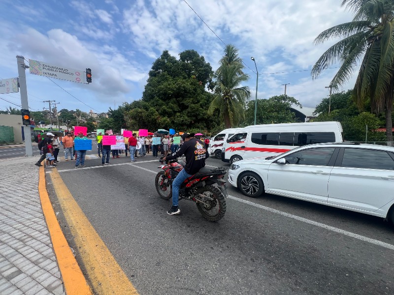 Bloqueos intermitentes de la CETEG en Zihuatanejo y Petatlán