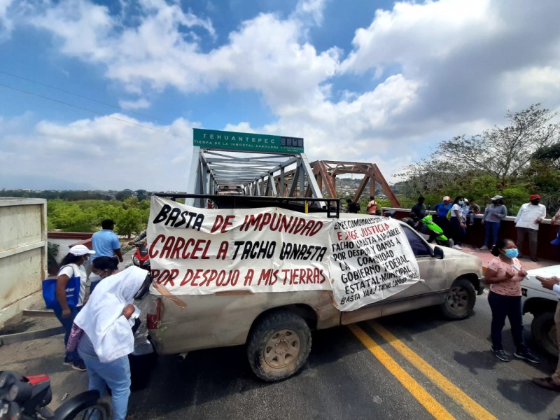 Bloqueos paralizan Tehuantepec, comuneros denuncian despojos violentos de predios