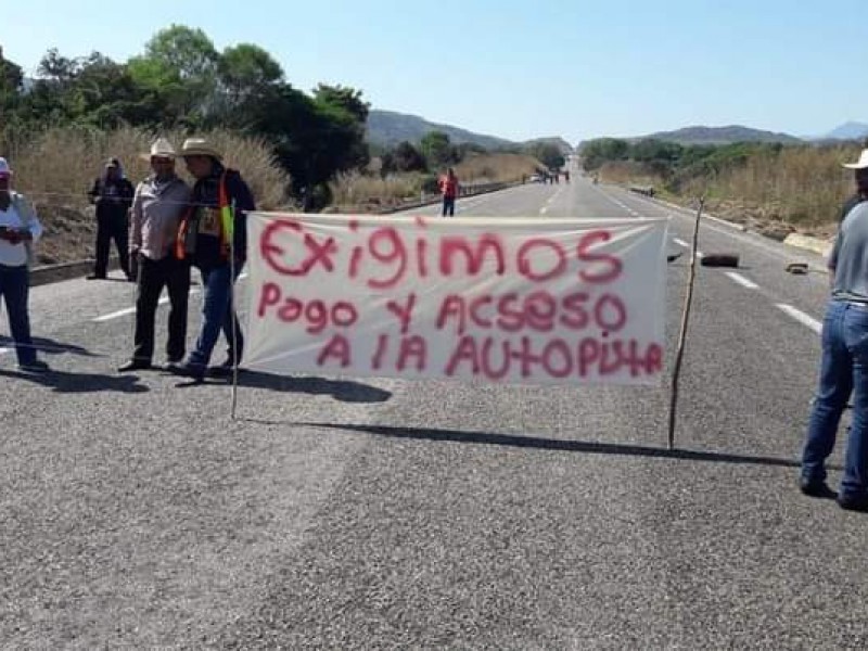 Bloqueos persisten por protestas en Chiapas