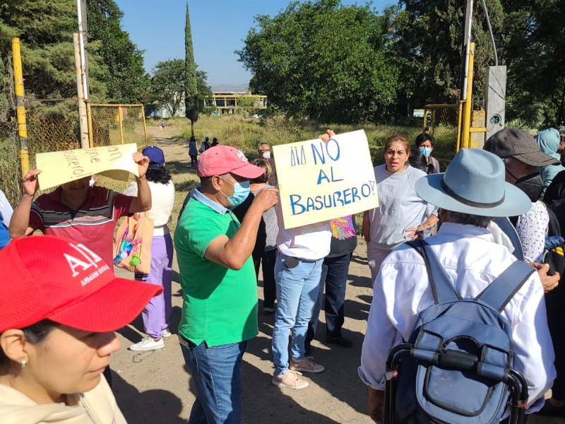 Bloqueos por instalación basurero en Oaxaca