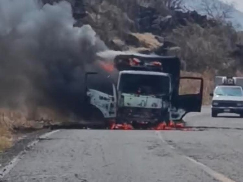 Bloqueos y quema de vehículos en Apatzingán y Buenavista