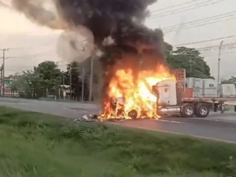 Bloqueos y quema de vehículos en Tabasco