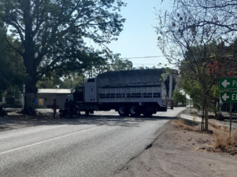 Bloqueos y quema de vehículos tras enfrentamiento en Aguililla