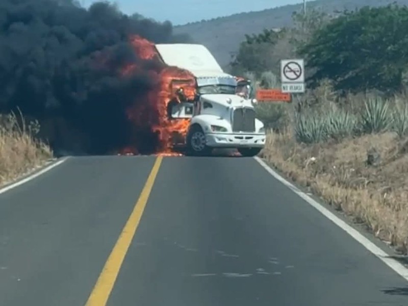 Bloqueos y violencia en Nayarit tras operativo de seguridad