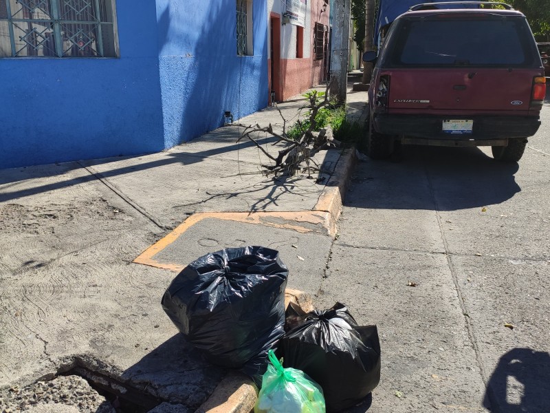 Bolsas de basura abundan en colonia Oblatos