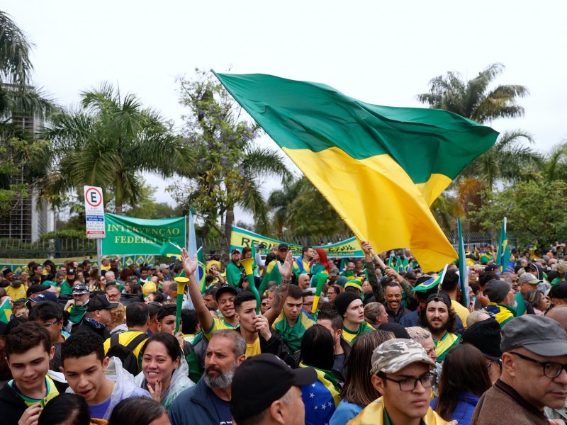 Bolsonaristas piden la intervención de las fuerzas armadas