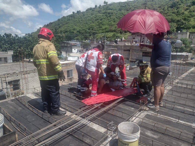 Bomberos atienden a una persona electrocutada