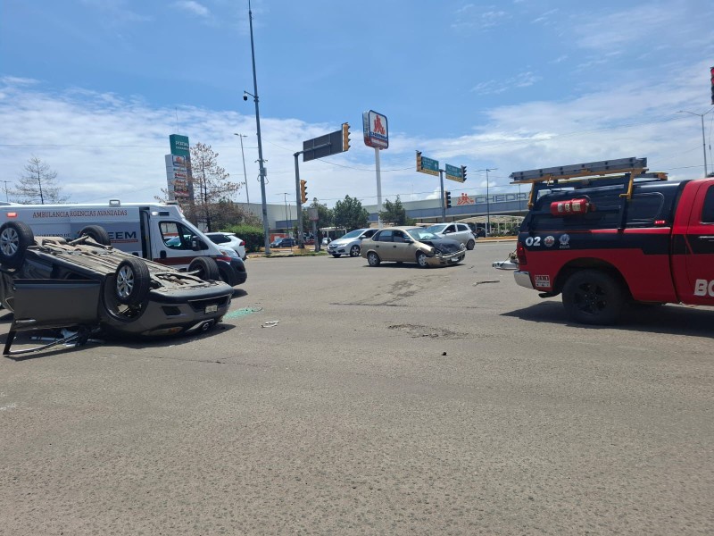 Bomberos atienden accidente en avenida Cima, hubo varios lesionados