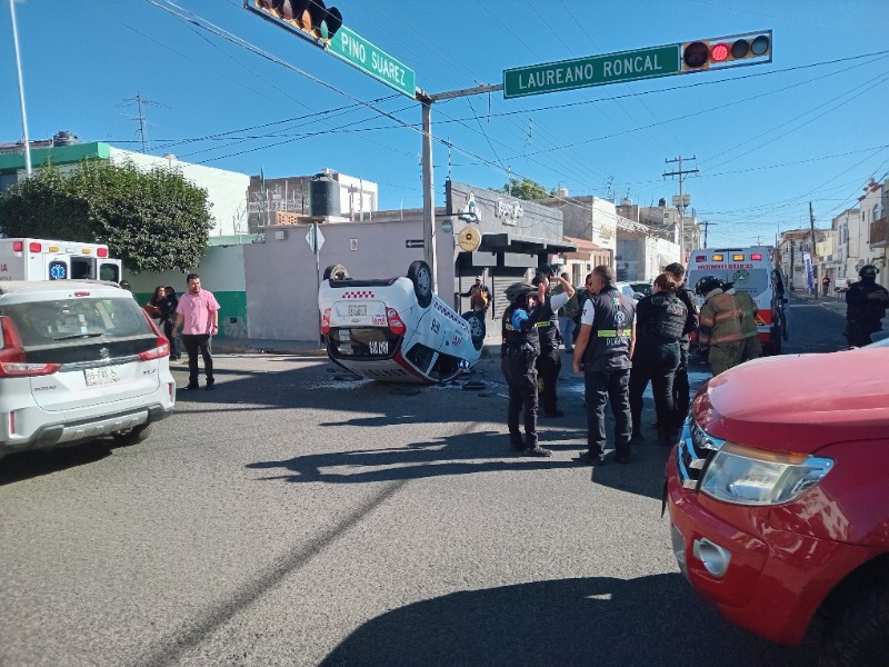Bomberos atienden accidente vial con vehículo volcado
