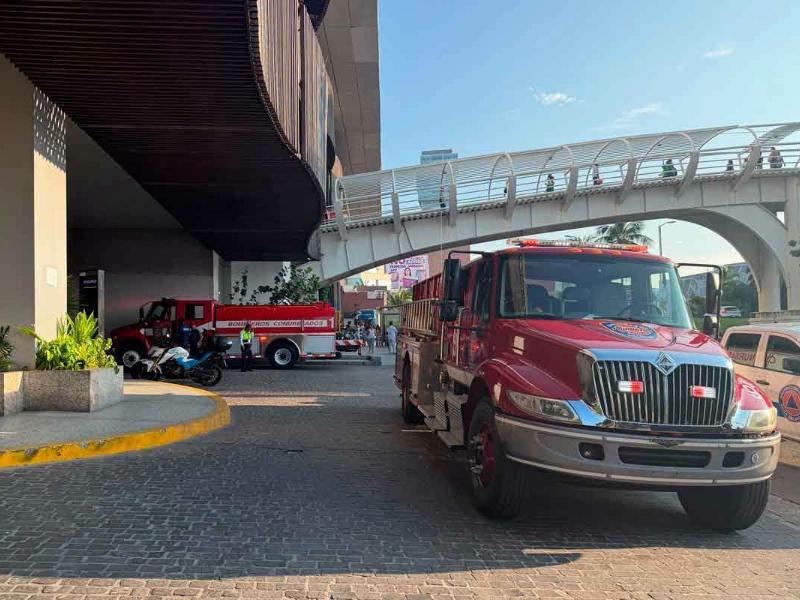 Bomberos atienden conato de incendio en restaurante de Plaza Andamar