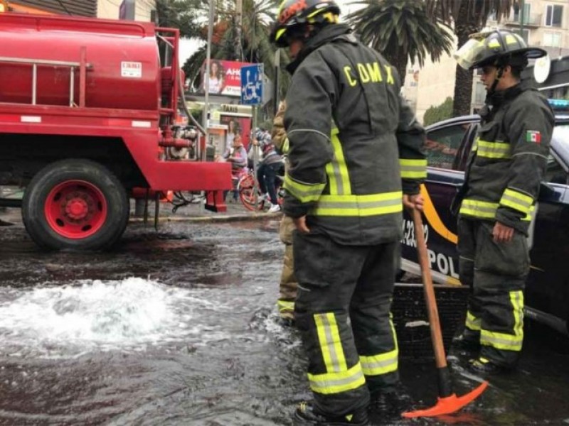 Bomberos atienden enorme fuga de agua en Polanco