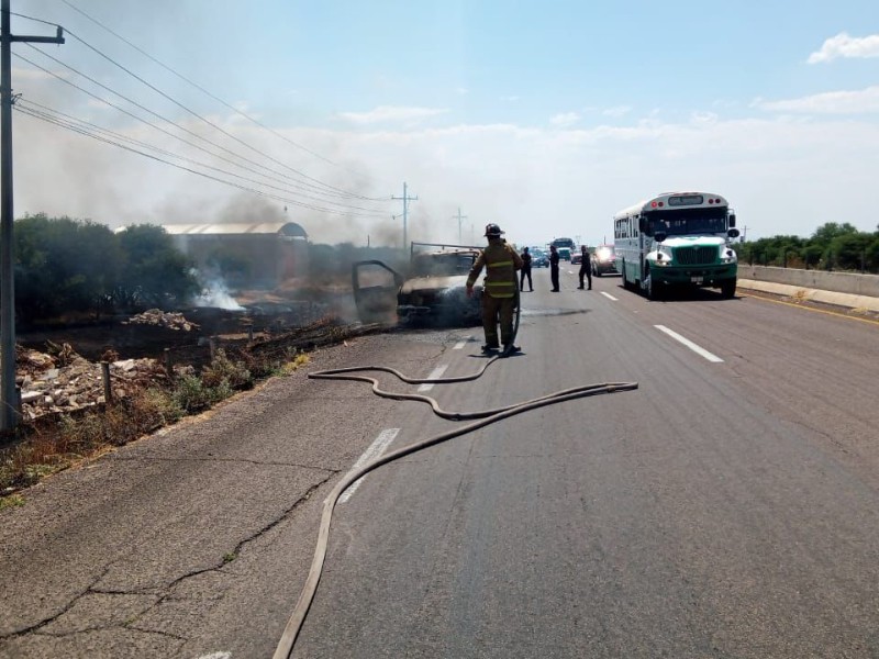 Bomberos atienden incendio de camioneta de 3 toneladas