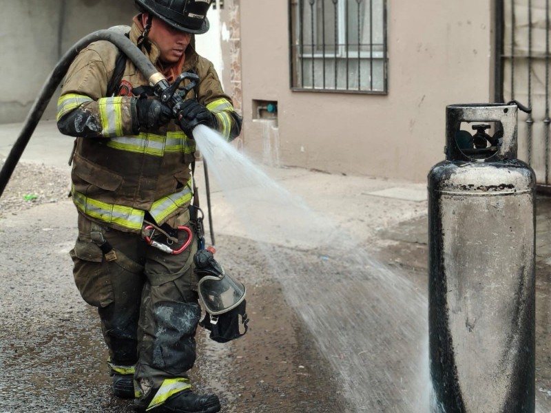Bomberos atienden incendio en fraccionamiento Bugambilias