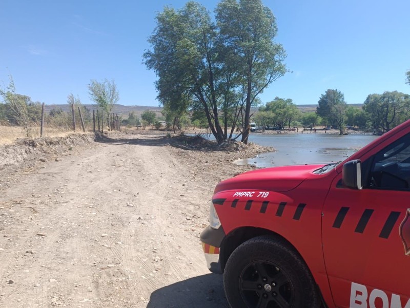 Bomberos atienden reporte de vehículo atrapado en presa Garabitos