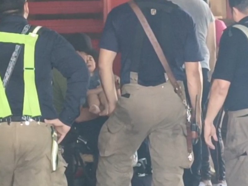 Bomberos auxilian a niño con problemas para respirar