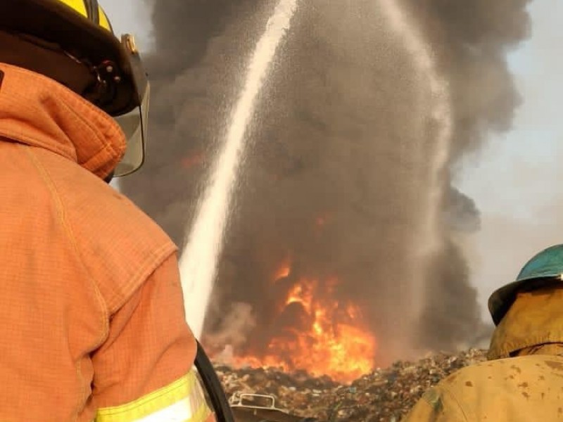 Bomberos buscan sofocar incendio en el basurero de Jacona