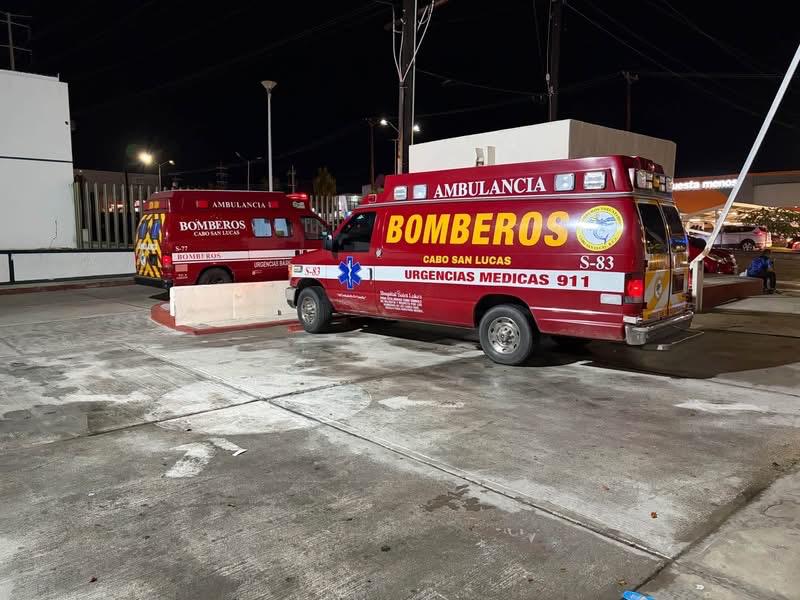 Bomberos Cabo San Lucas rescata a menor arrastrado por corriente de agua