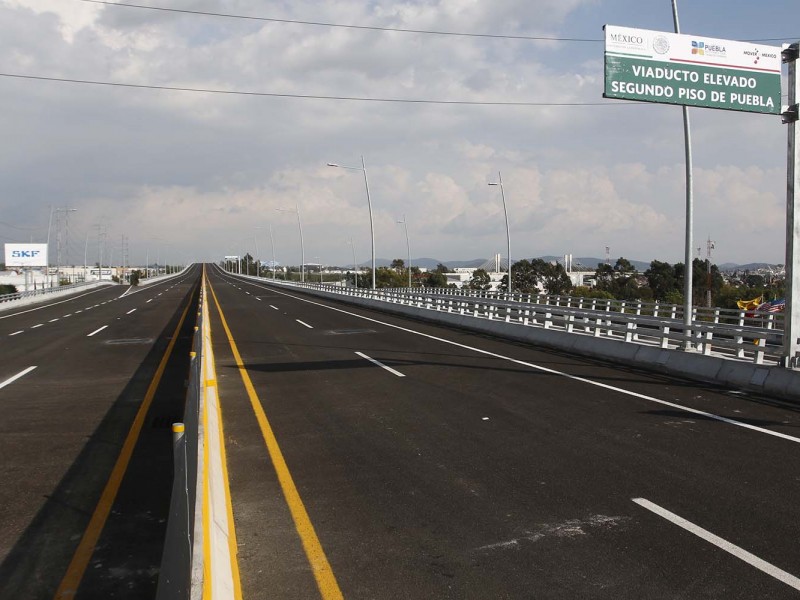 Bomberos combaten incendio en autopista México-Puebla