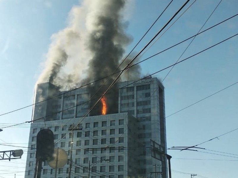 Bomberos combaten incendio en oficinas de Conagua