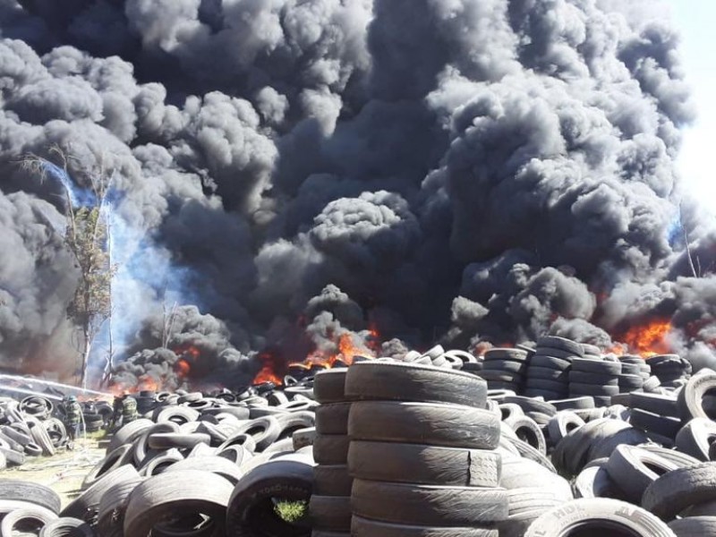 Bomberos combaten incendio en tiradero de llantas; activan alerta atmosférica