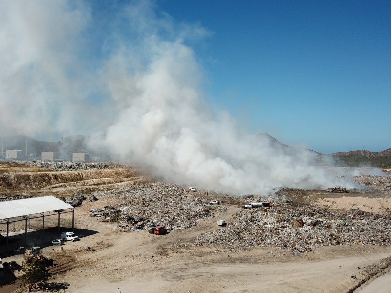 Bomberos continúan sofocando incendio en el relleno sanitario