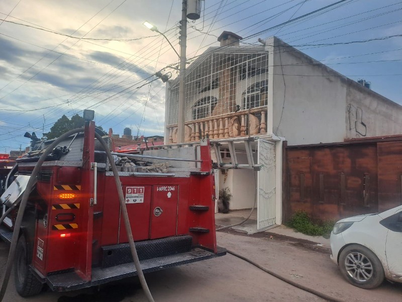 Bomberos controlan incendio en casa: adolescente sufre quemaduras