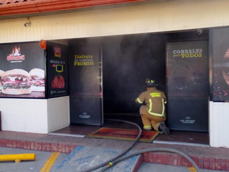 Bomberos controlan incendio en cocina de Los Corrales