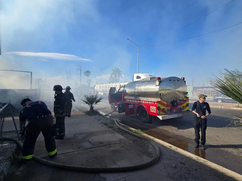 Bomberos controlan incendio en local comercial y yonke de autopartes