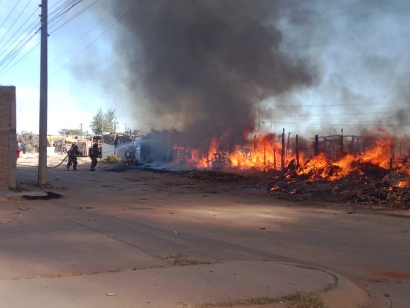 Bomberos controlan incendio que consumió viviendas frágiles en San José II