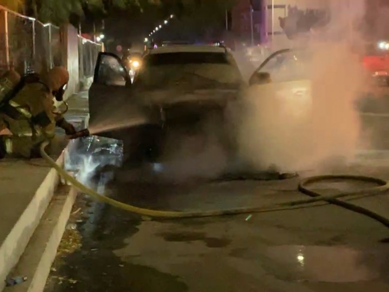 Bomberos controlan y sofocan incendio de vehículo en plaza comercial